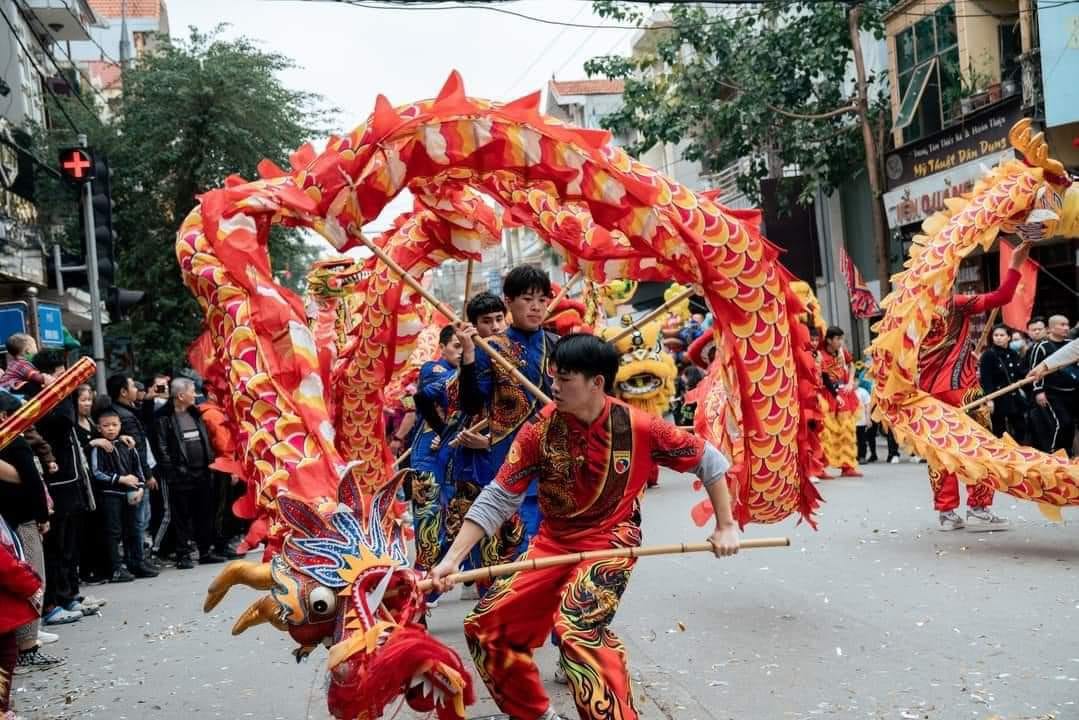 Dragon dance at the Kỳ Cùng – Tả Phủ Festival