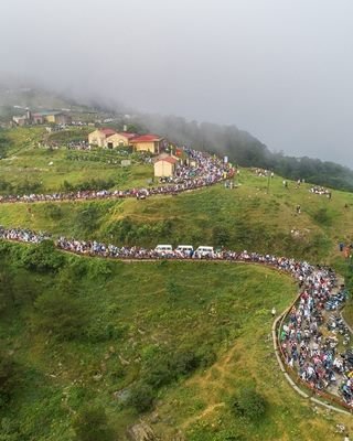 Crowds climbing Mẫu Sơn in the clouds
