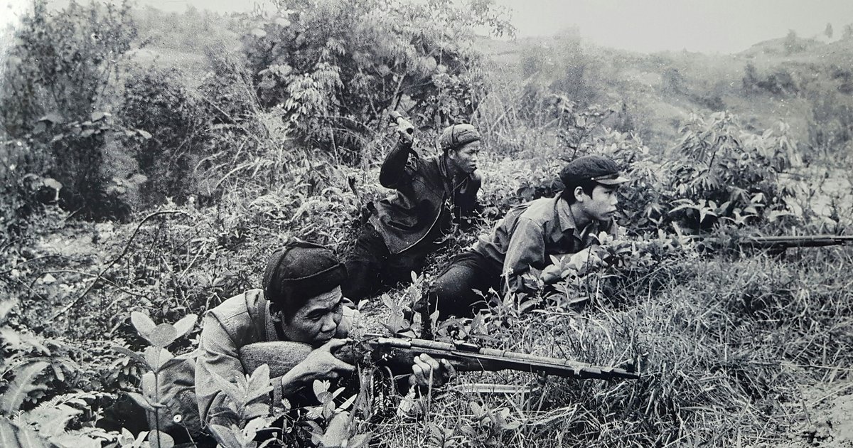 Soldiers in position on a hillside during the 1950 Border Campaign