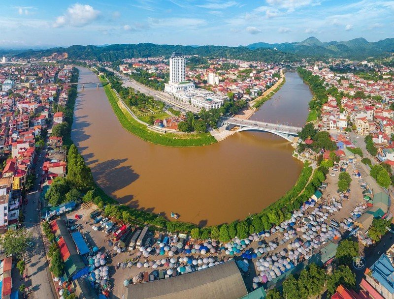 Aerial view of Lạng Sơn city around the bend of the Kỳ Cùng River today