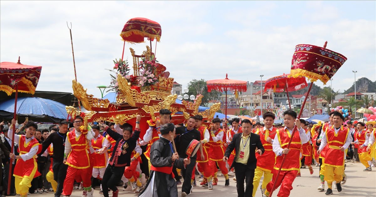 Festival procession carrying a gilded palanquin through the streets of Lạng Sơn