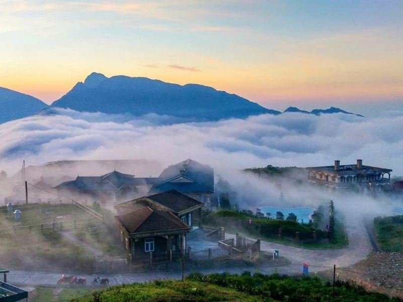 Clouds filling the valleys below the ridges of Mẫu Sơn