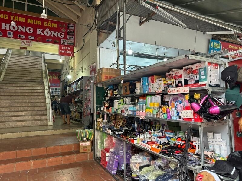 Stalls of household goods and small appliances inside the Hong Kong trade centre at Tân Thanh
