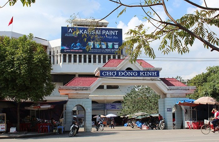 The entrance gate of Đông Kinh market in Lạng Sơn city